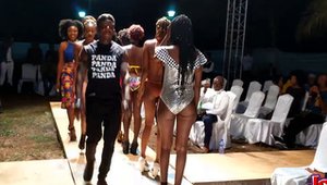 Kinky african lesbo bikini rub their clits together outdoors